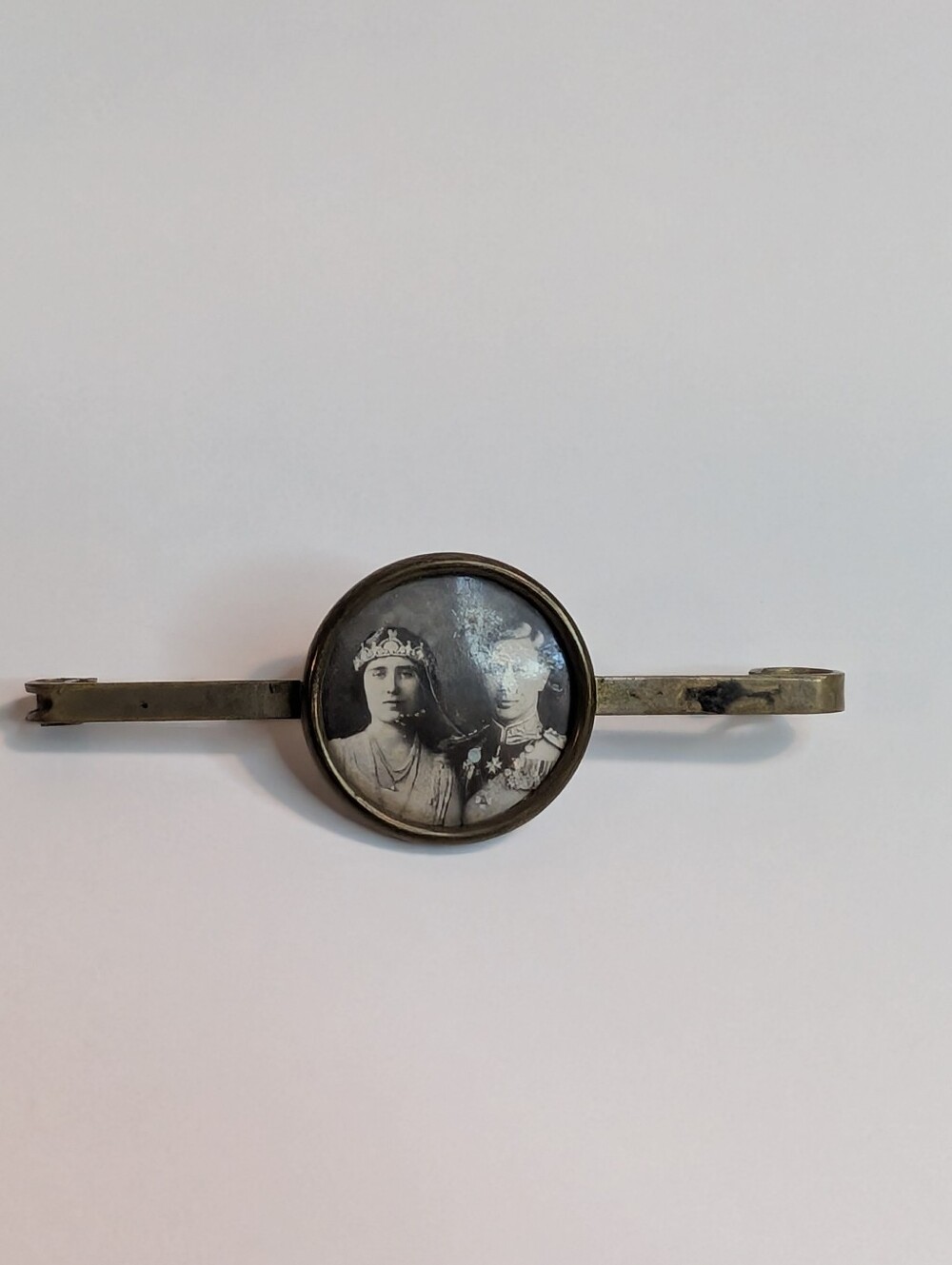 Bar brooch features a circular portrait Of King George VI and Queen Elizabeth.P